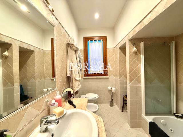 bagno con vasca e finestra