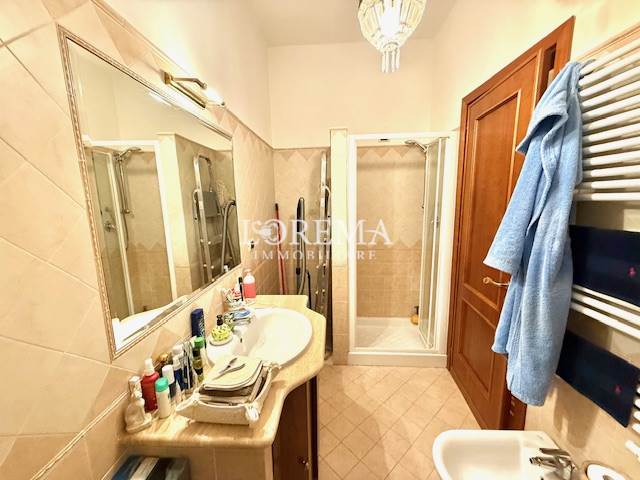 bagno con doccia e finestra