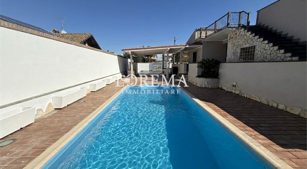 PISCINA FOTO NON REALE