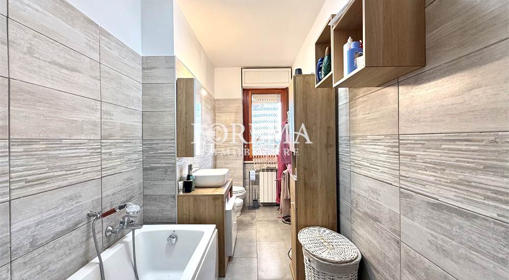 bagno con vasca e finestra