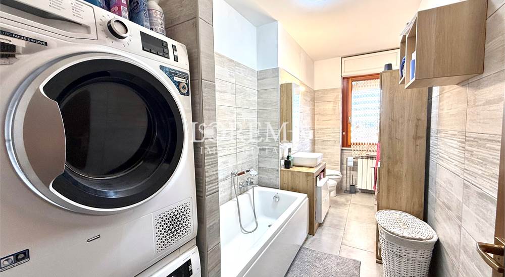 bagno con vasca e finestra