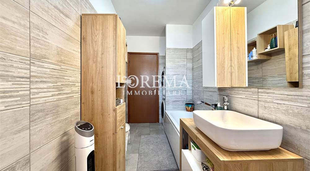 bagno con vasca e finestra